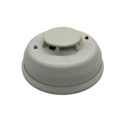 System Sensor 4WTR-B i3 4-wire smoke and heat detector with alarm and thermal sensor, mounted on ceiling.